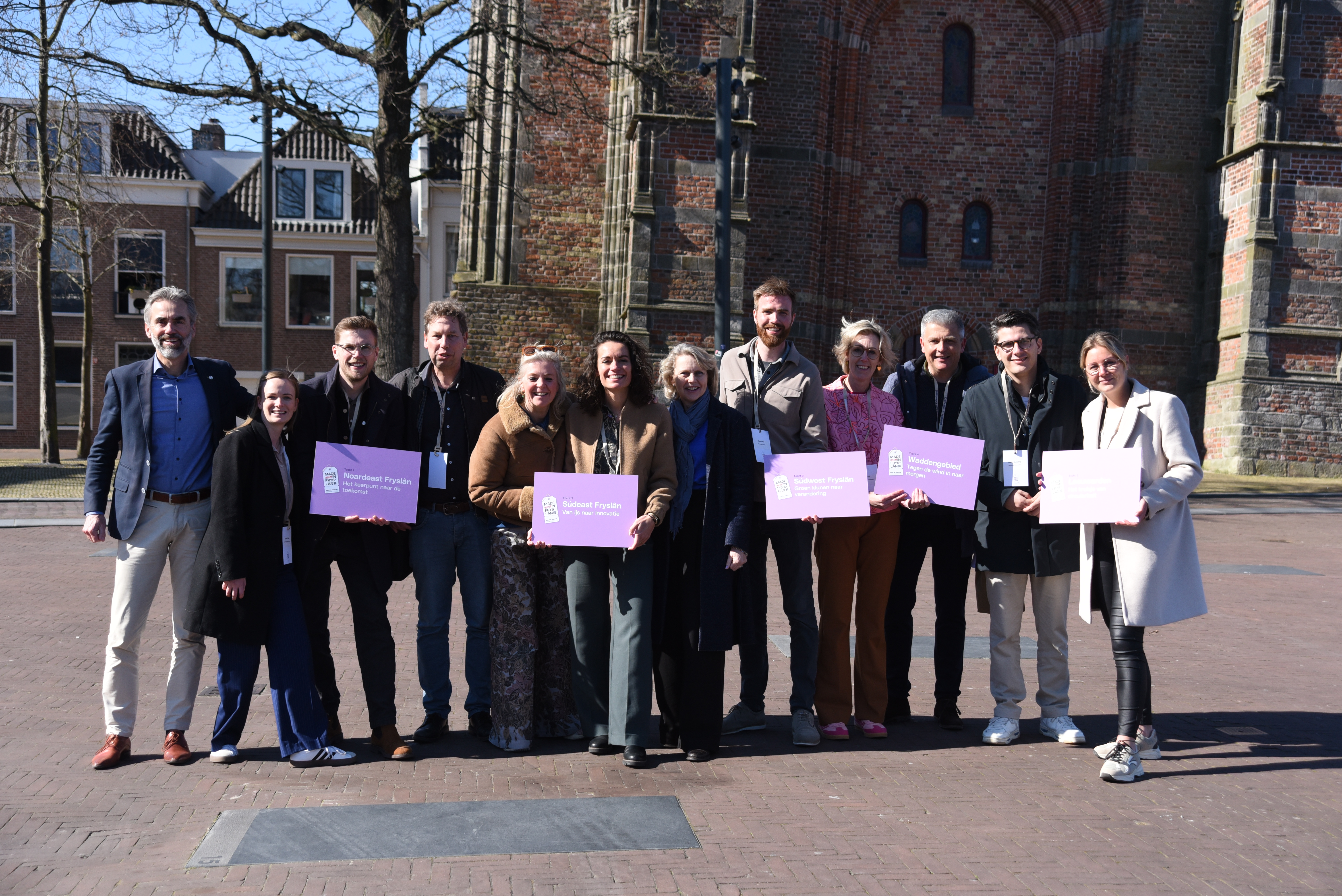 Een grote groep mensen staan voor de Oldehove in Leeuwarden.