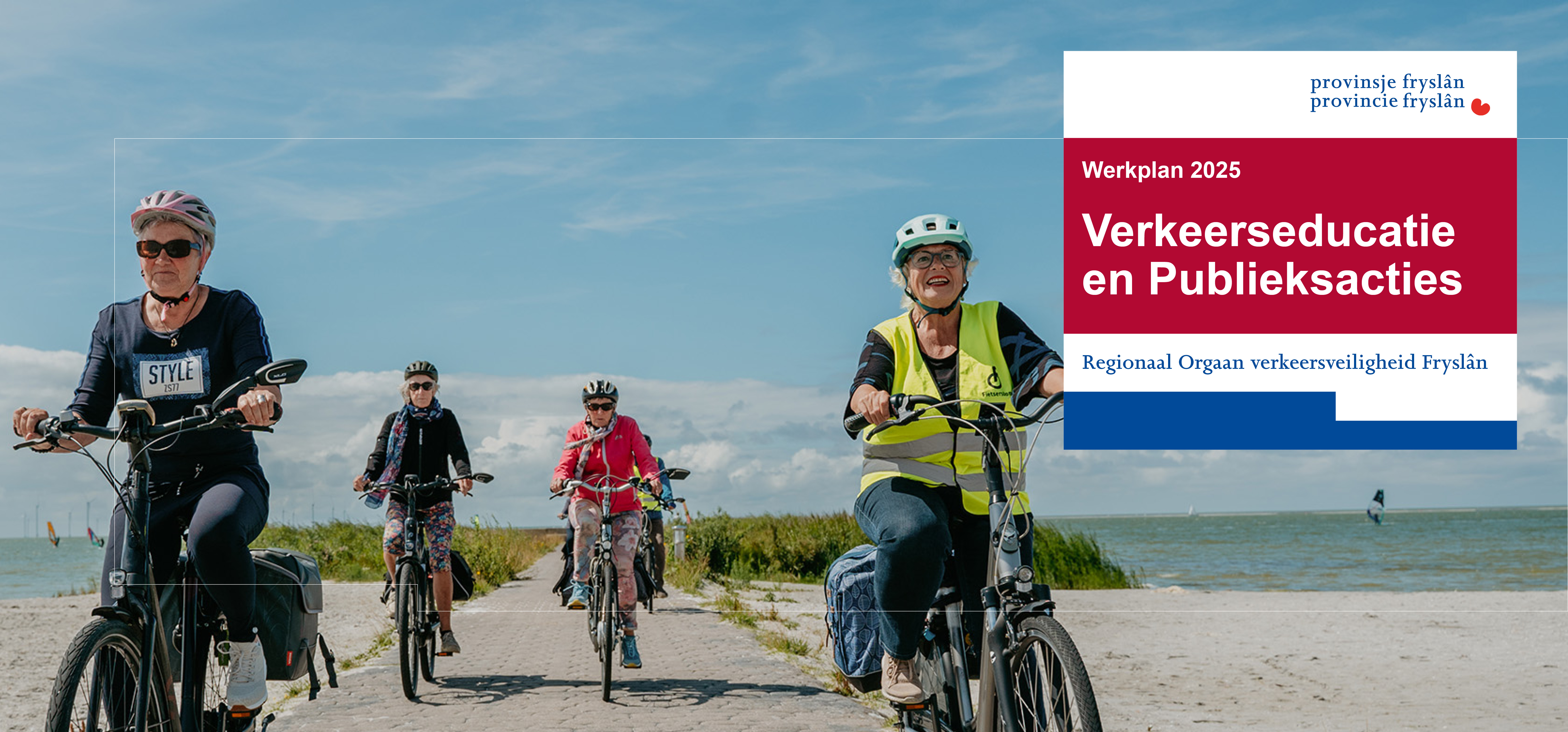 Vier personen rijden op een fiets met een fietshelm op.