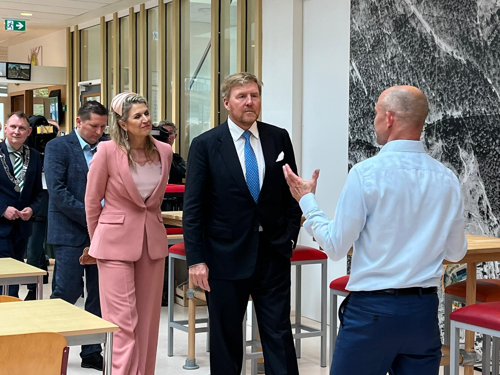 De Koning en Koningin bezoekt centrum De Jutter en zijn in gesprek met de directeur.