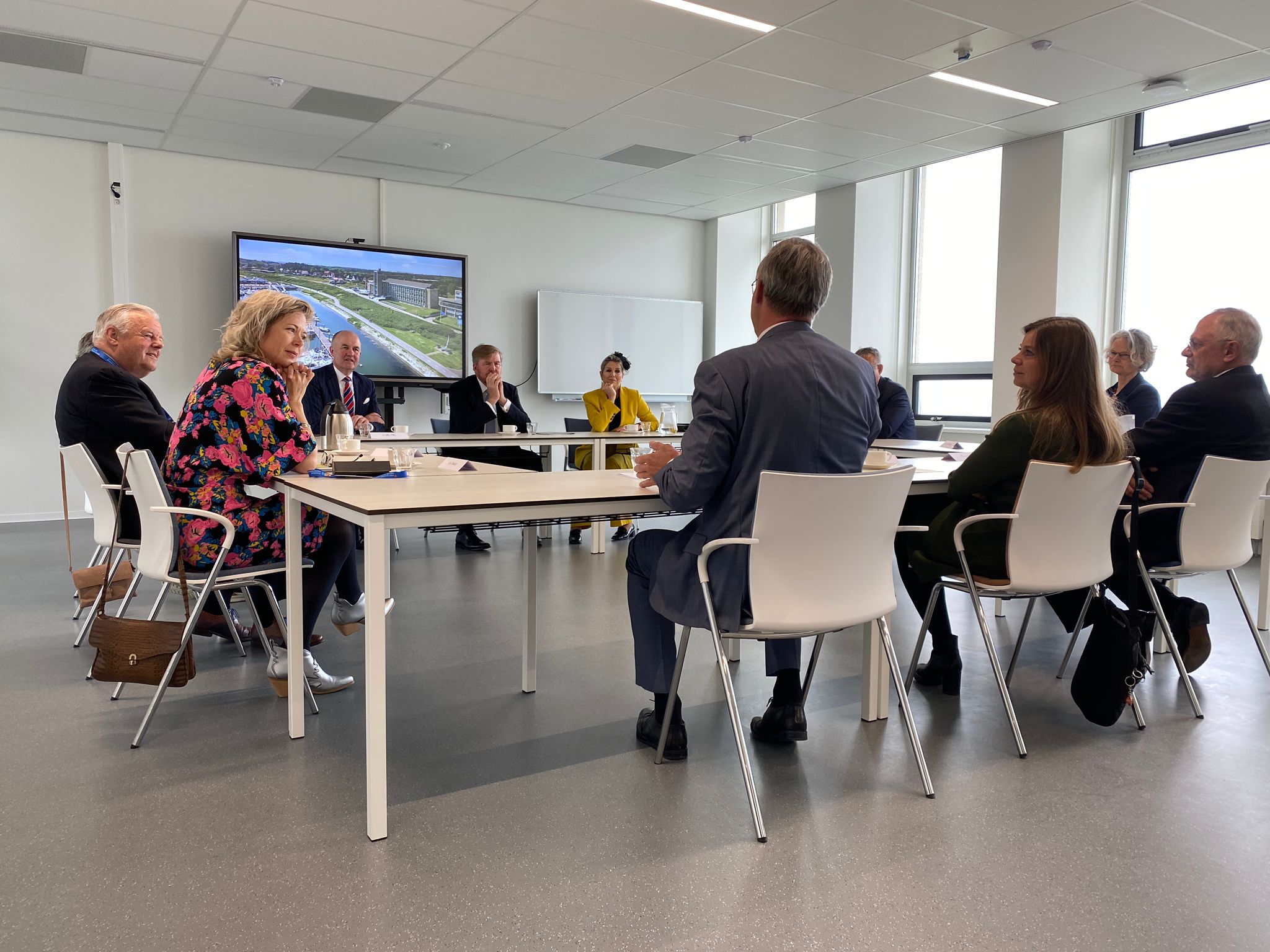 Het Koningspaar aan tafel met mensen in gesprek met Omgevingsberaad Waddengebied