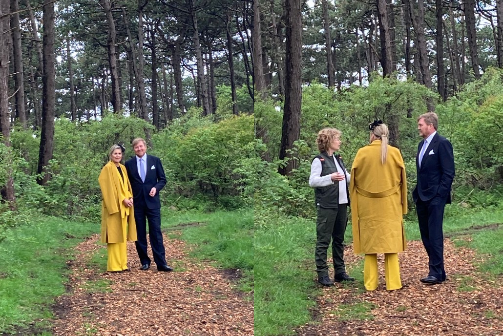 De Koning en Koningin poseren op het eerste beeld in het bos en op het tweede beeld in gesprek met een natuurbeheerder