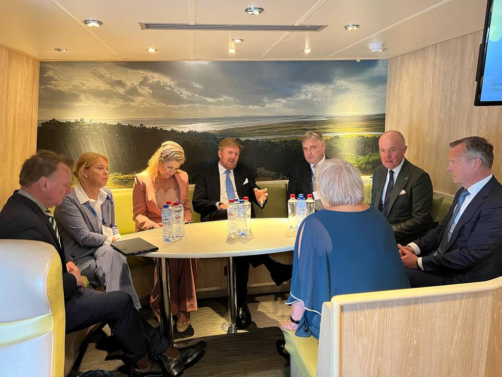Koningspaar in gesprek over Regiodeal met meerdere personen