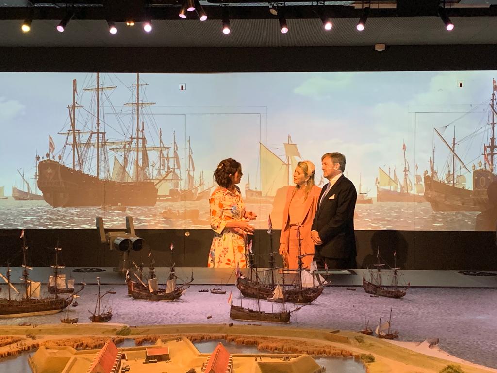 De Koning en Koningin op bezoek in het museum Kaap Skil.
