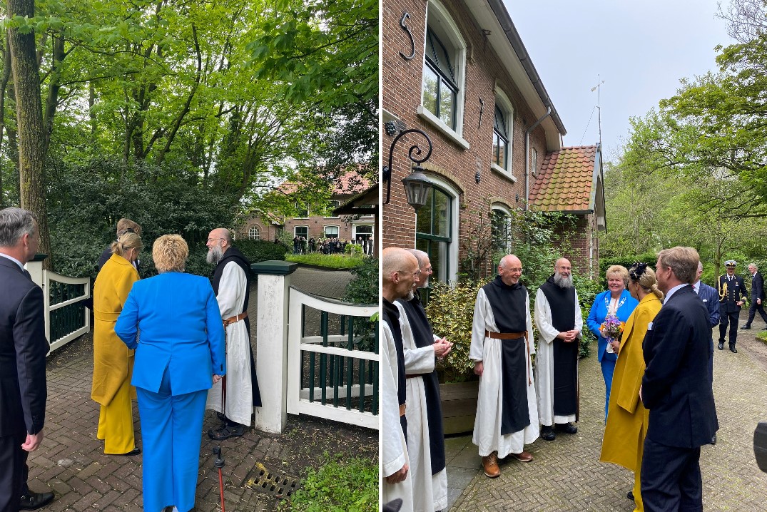 Het Koningspaar staat hier bij de 5 monniken die in het klooster wonen