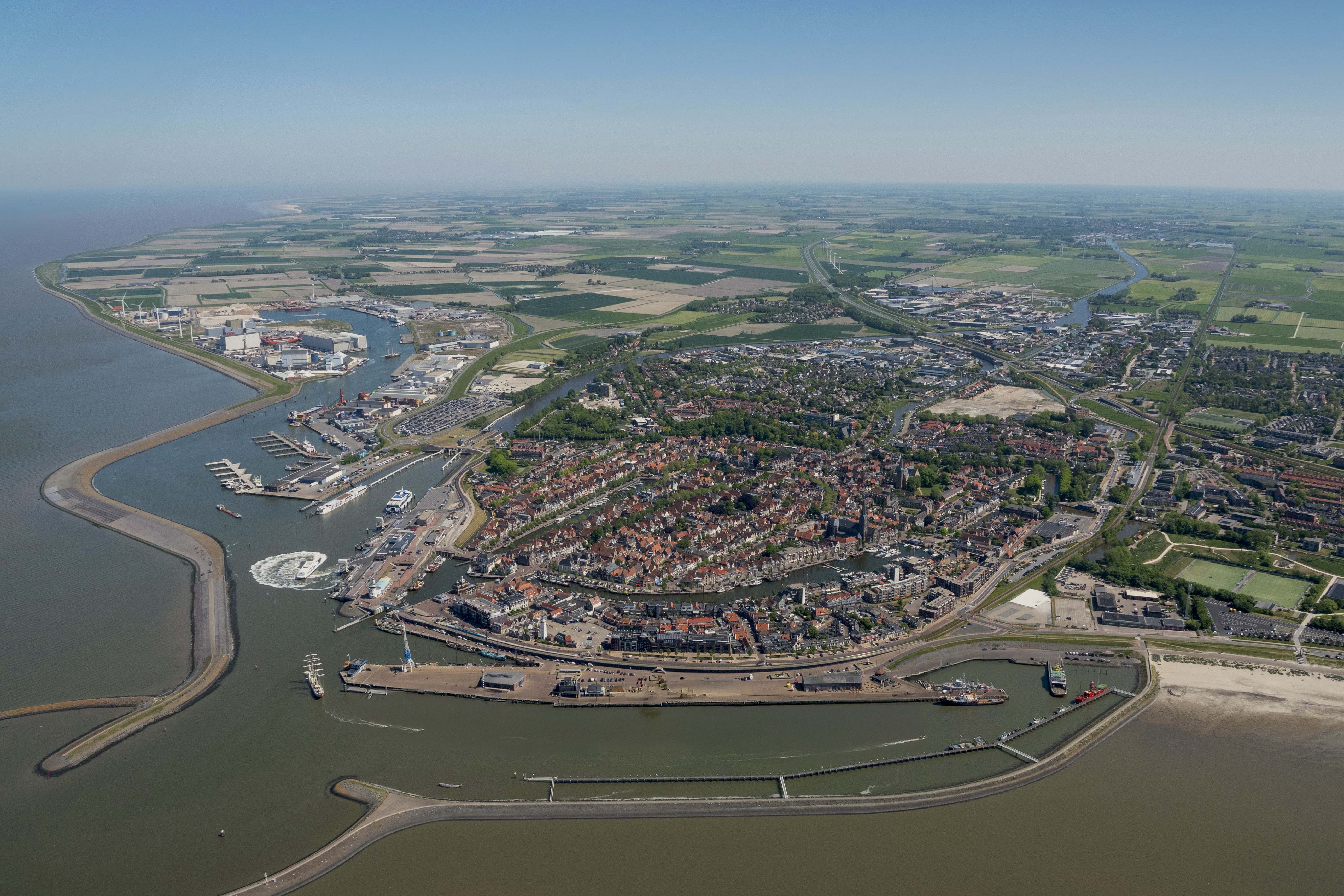 Een luchtfoto van Harlingen en de kust.
