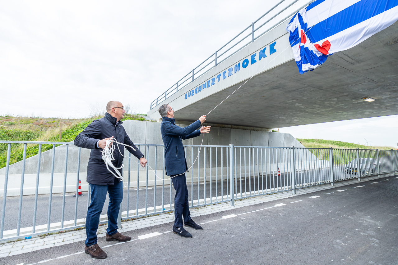 Gedeputeerde Matthijs de Vries en Wethouder Michiel Rietman onthullen de naam van de nieuwe onderdoorgang, namelijk Burchwerterhoeke.