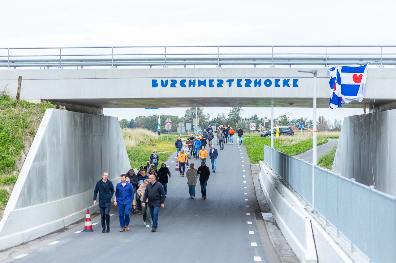 Er lopen allemaal mensen onder het nieuwe viaduct door.