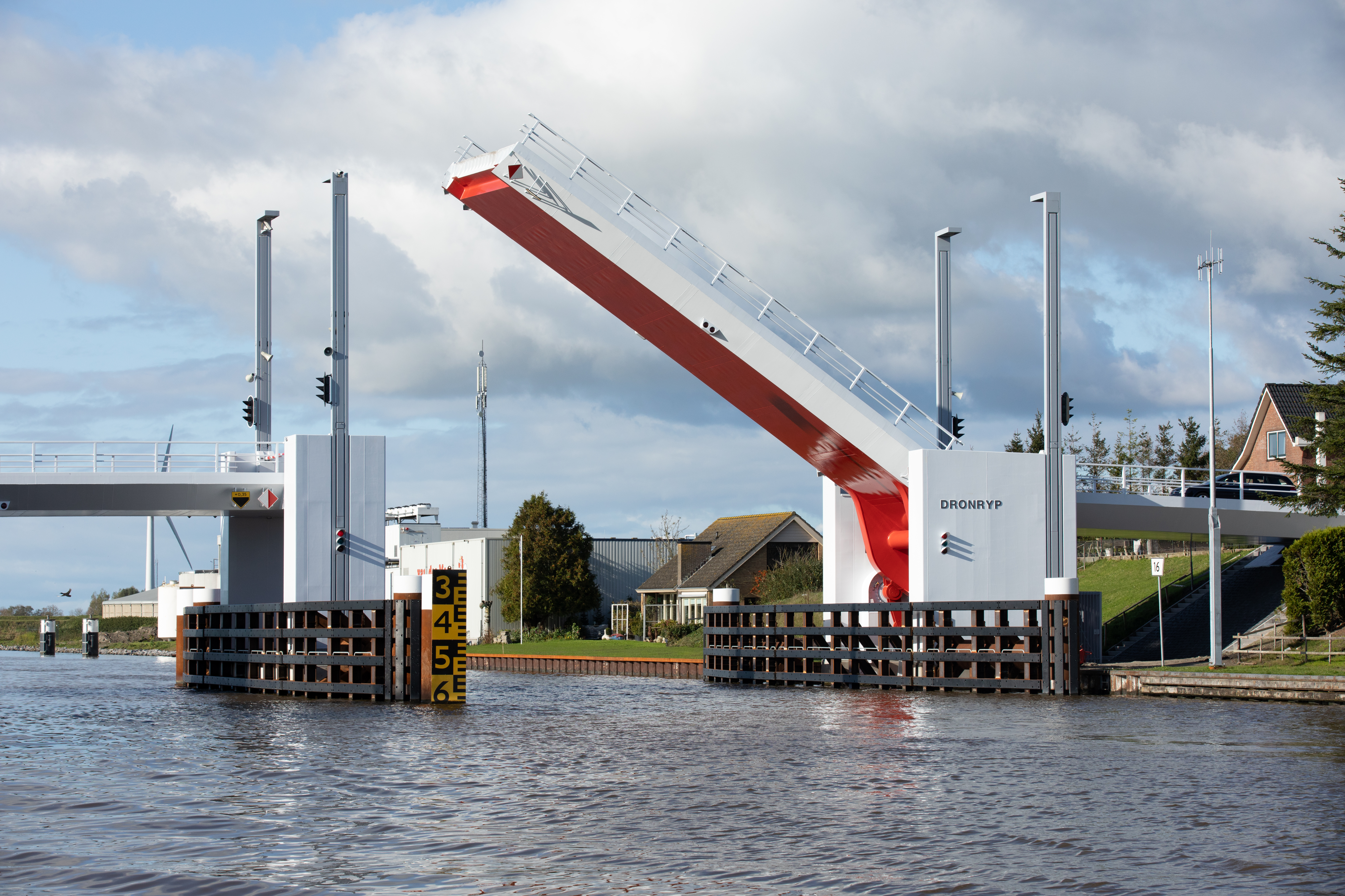 De brug in Dronryp die half open staat.