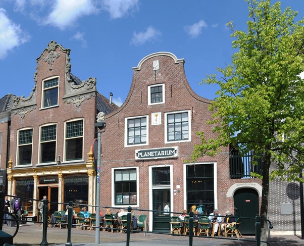 De entree van het planetarium in Franeker.