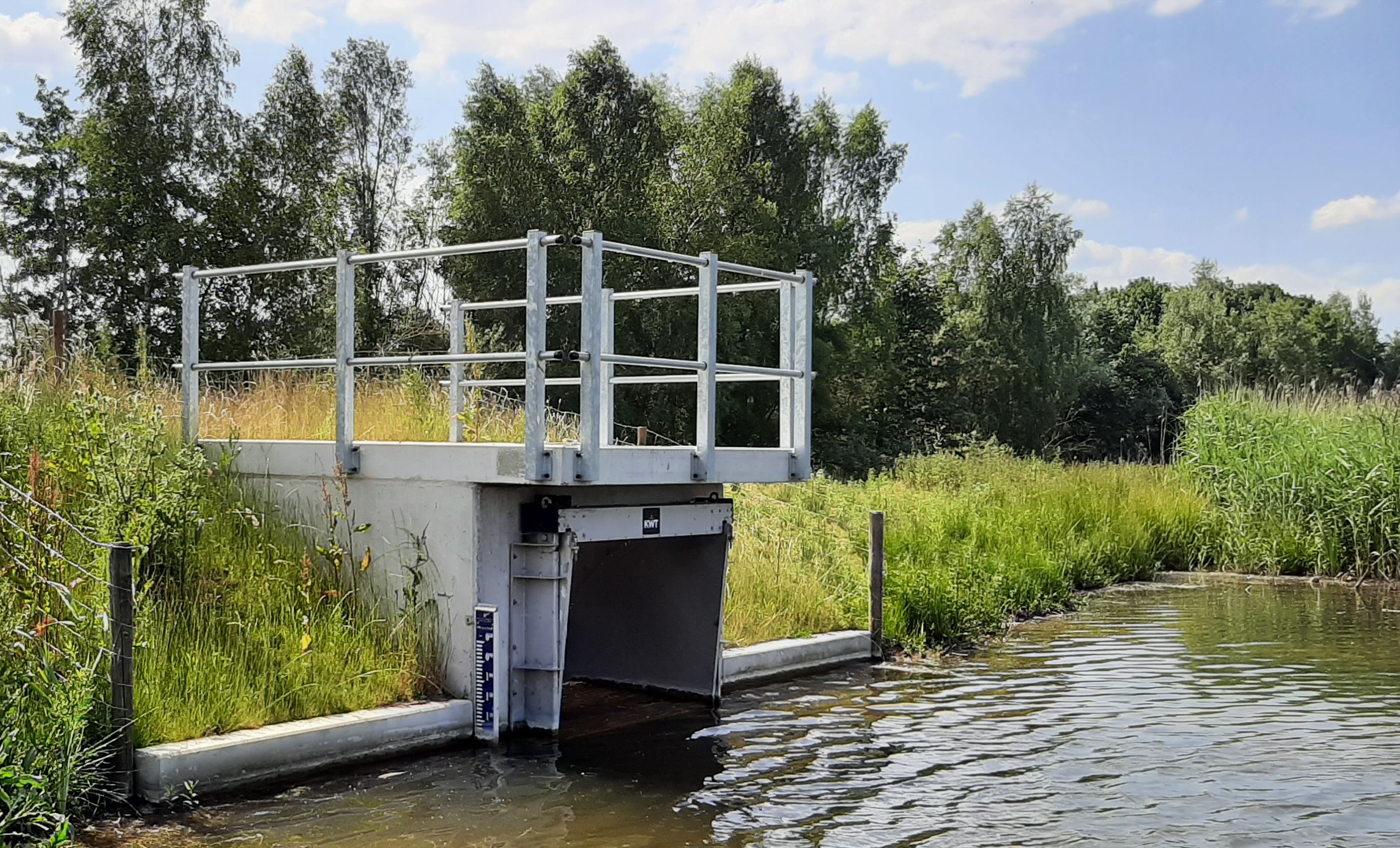 Water met aan de rand een plateau waar men op kan staan.