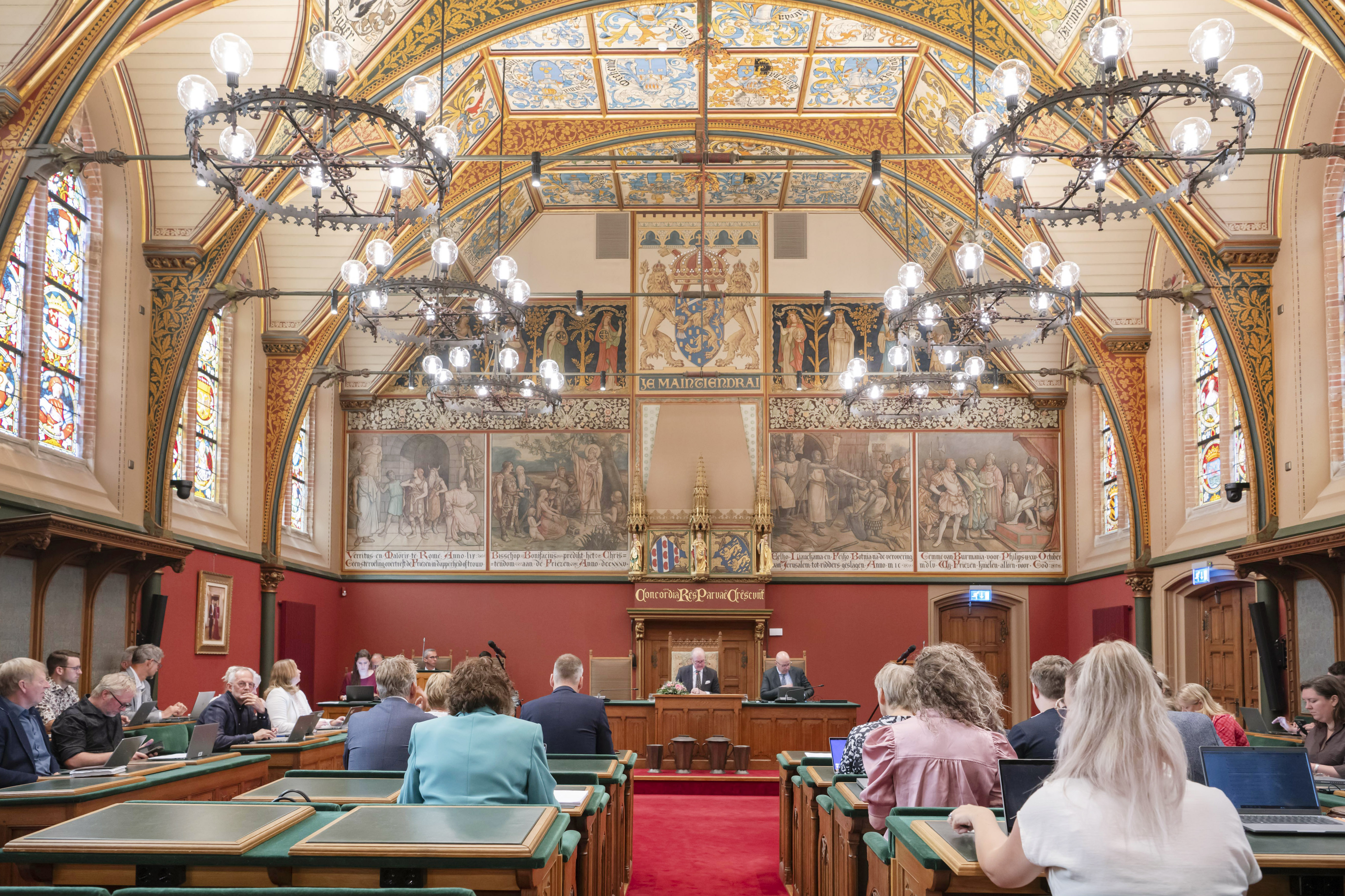 Fracties zitten in de bankjes van de Statenzaal waar de commissaris van de Koning Brok voorzit.