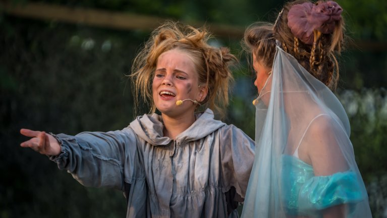 Kinderen spelen een scène uit de musical Alladin.