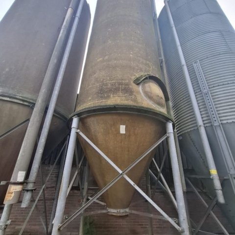 Een silo staat tussen twee silo's in.