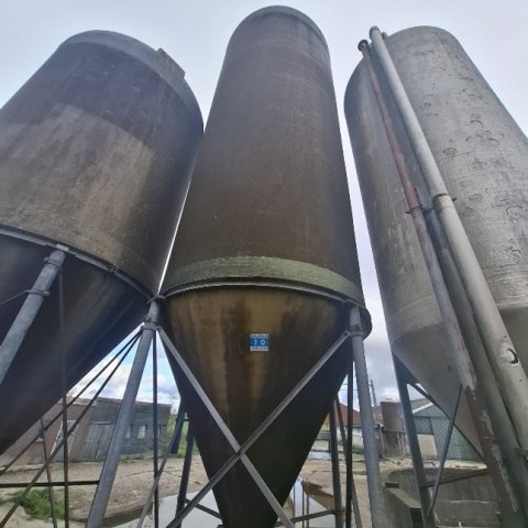 Een silo staat tussen twee silo's in.
