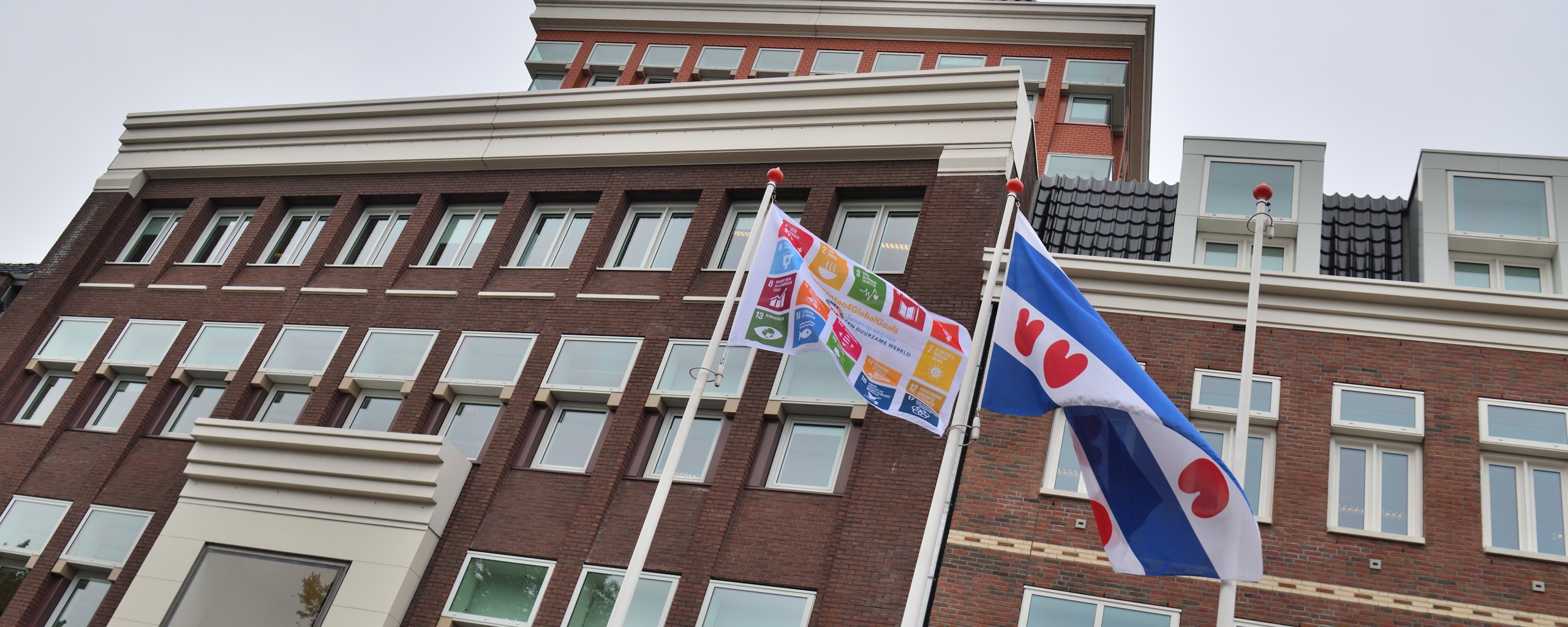 De voorkant/ingang van het provinciehuis aan de Tweebaksmarkt in Leeuwarden.