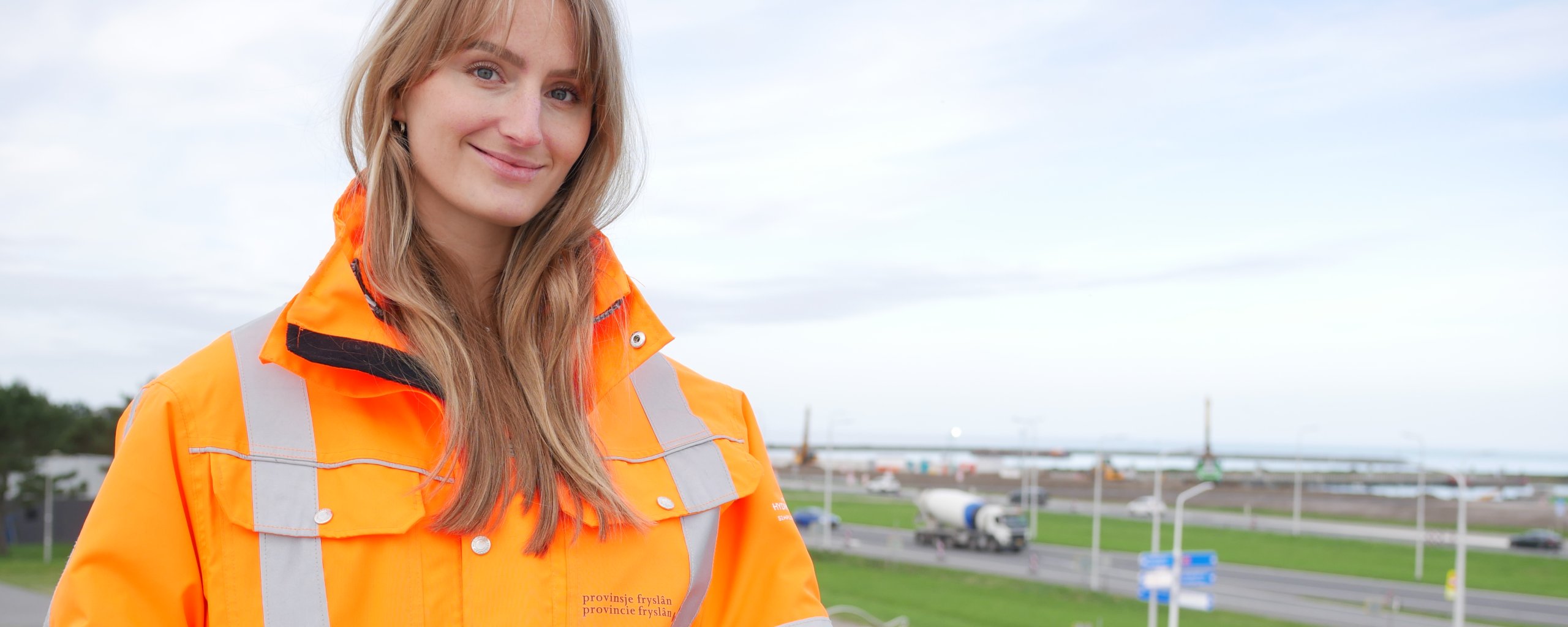 Een vrouw met oranje jas