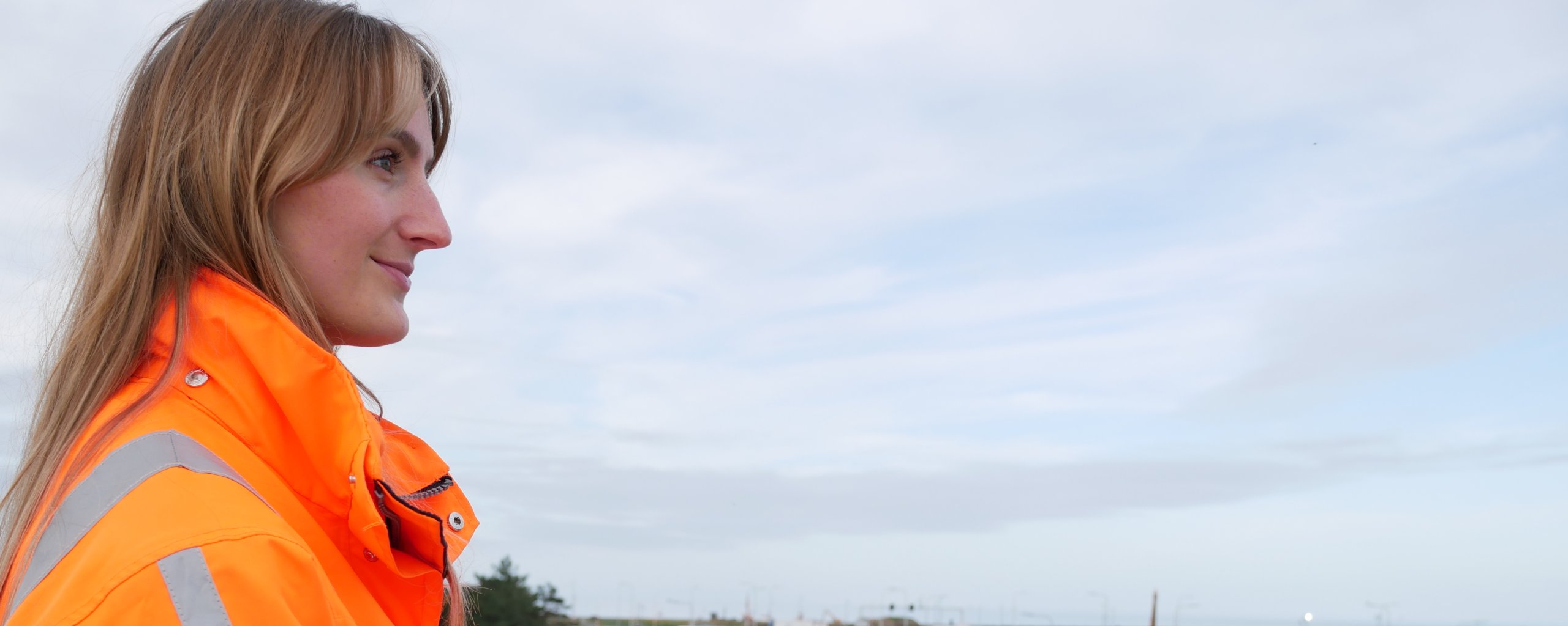 Vrouw in oranje jas