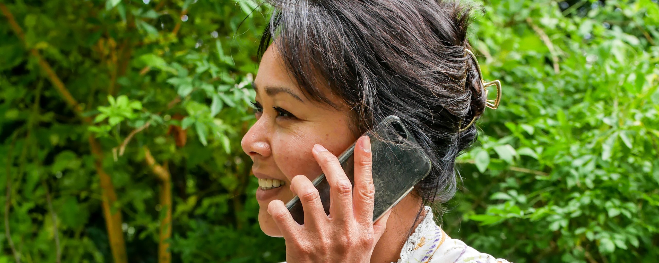 Bellende vrouw zit op een bankje