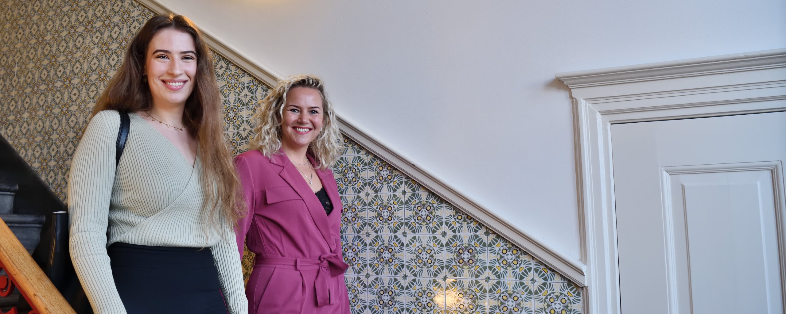 Twee dames lopen een trap in het provinciehuis af.