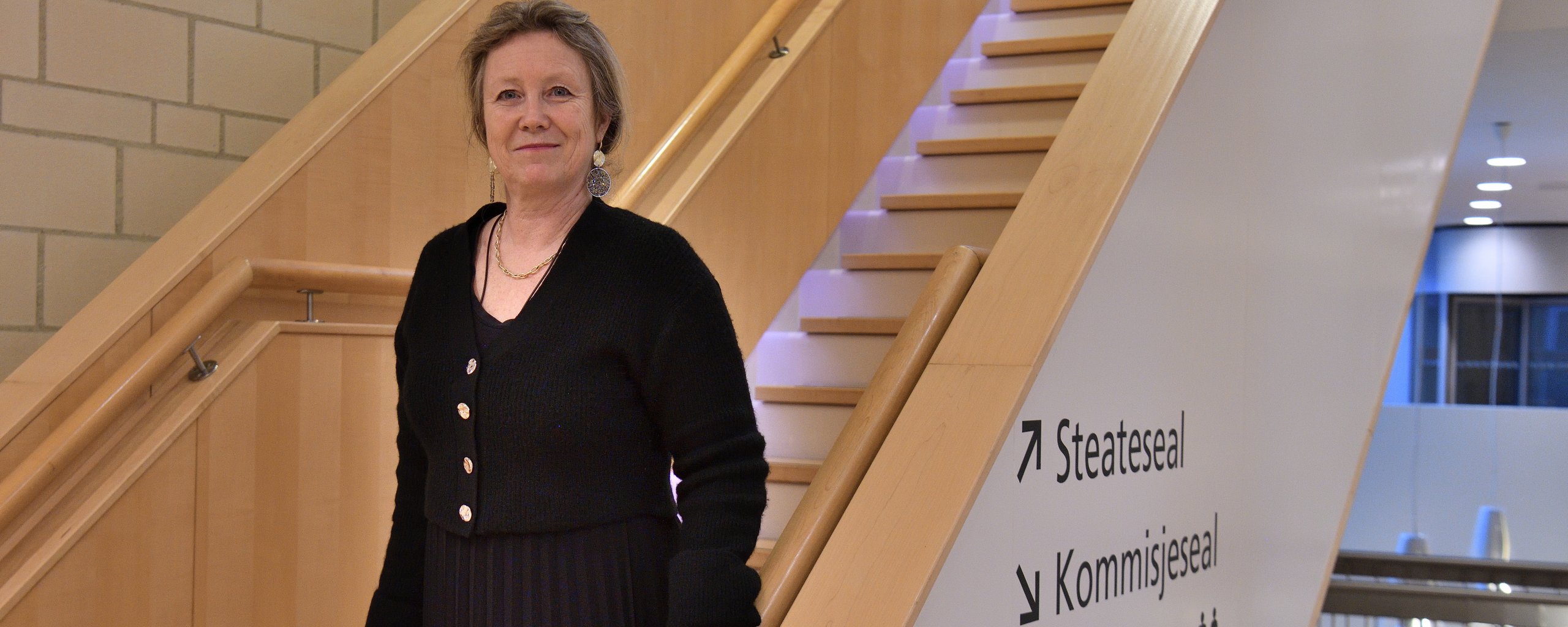 Een vrouw voor de trap van het provinciehuis