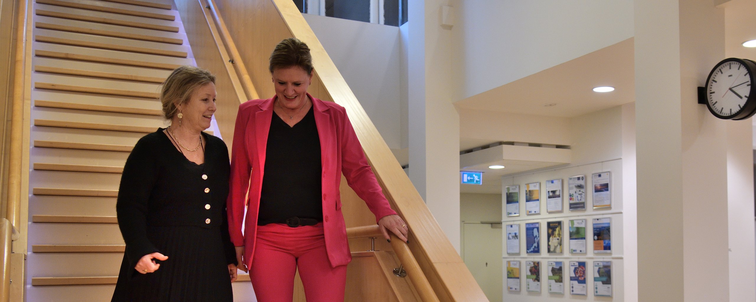 Twee vrouwen lopen de trap af.