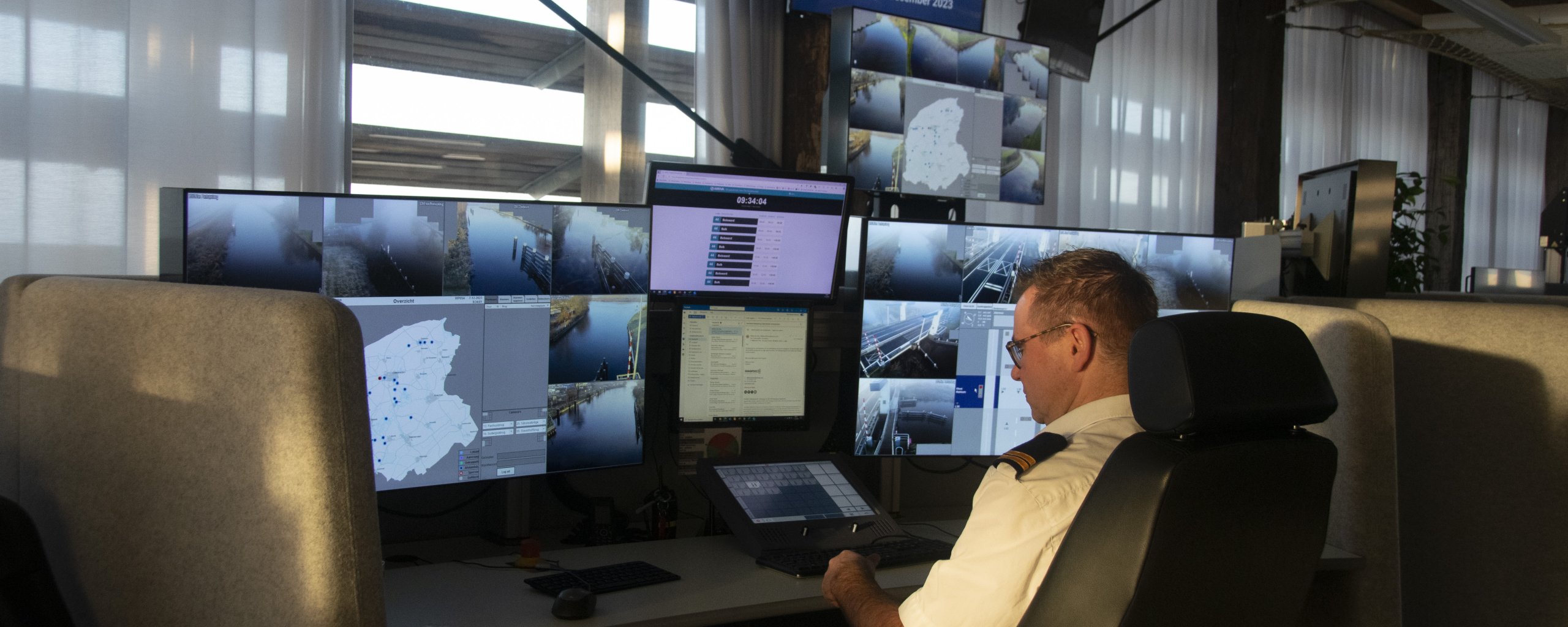 Man zit als operator achter schermen