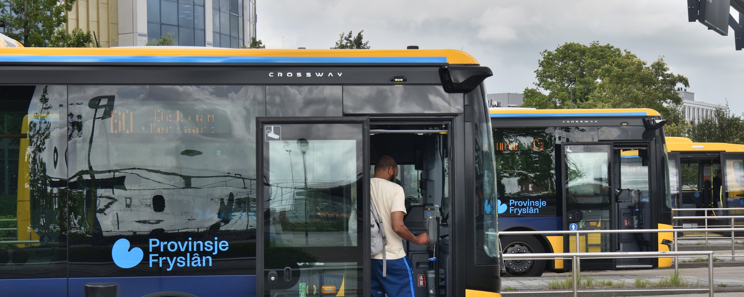 Een man stapt in een bus van QBuzz