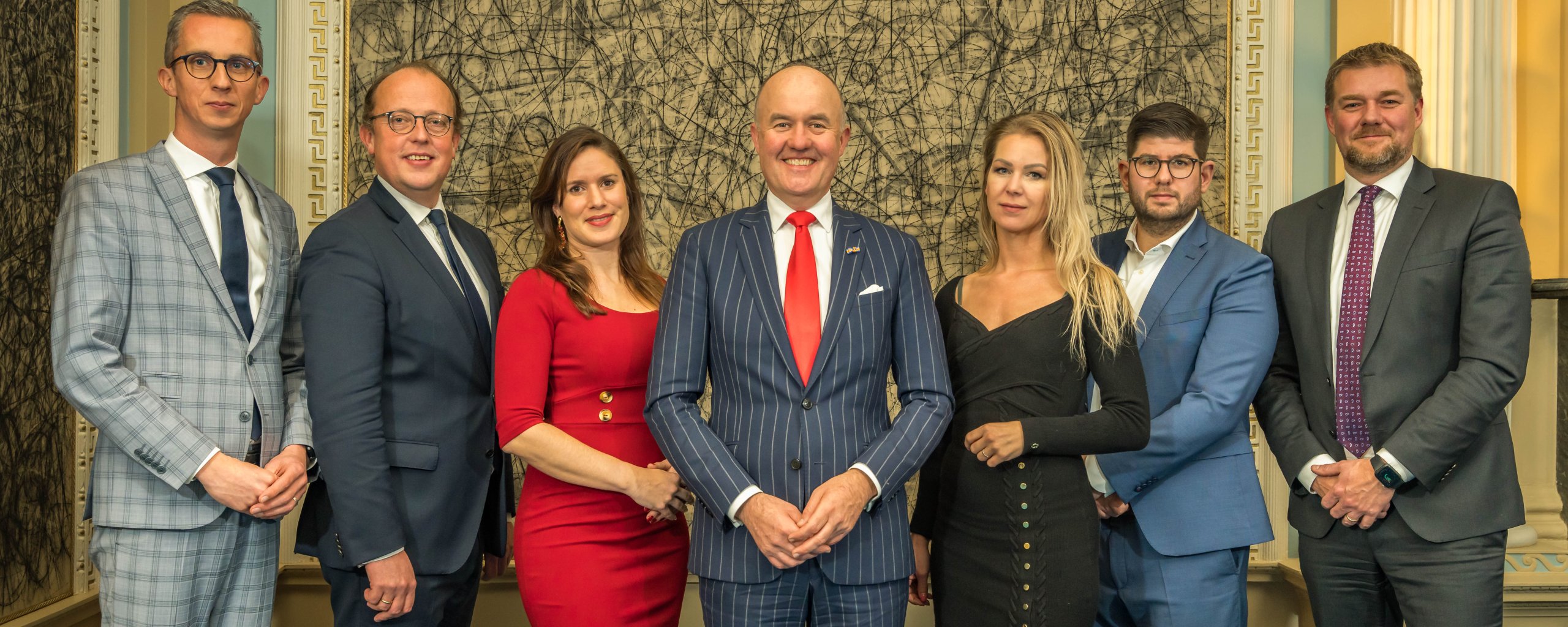 Het voltallige college met de commissaris van de Koning en de secretaris