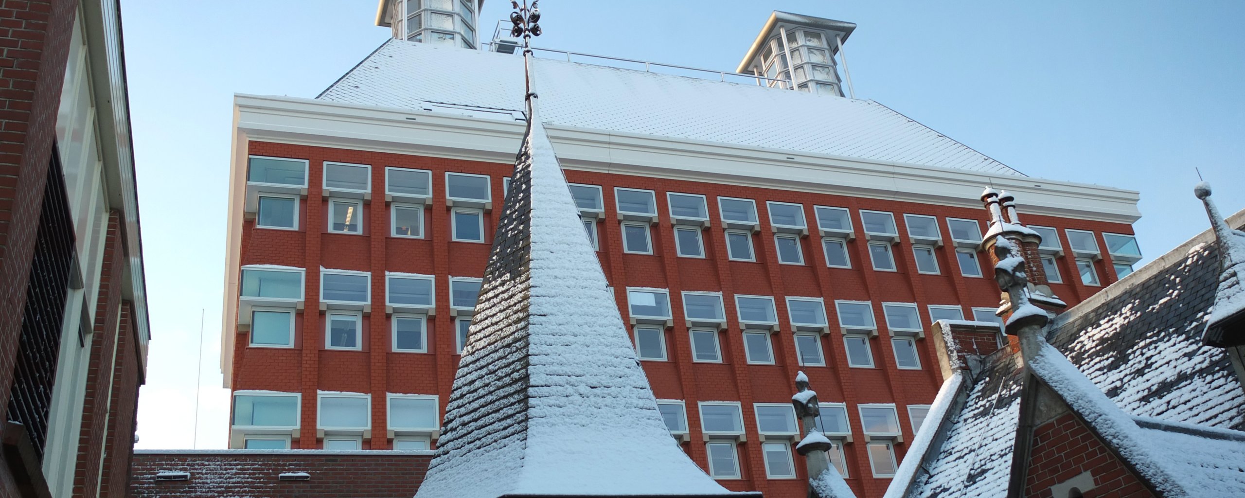 Het provinciehuis met een laagje sneeuw op de daken.