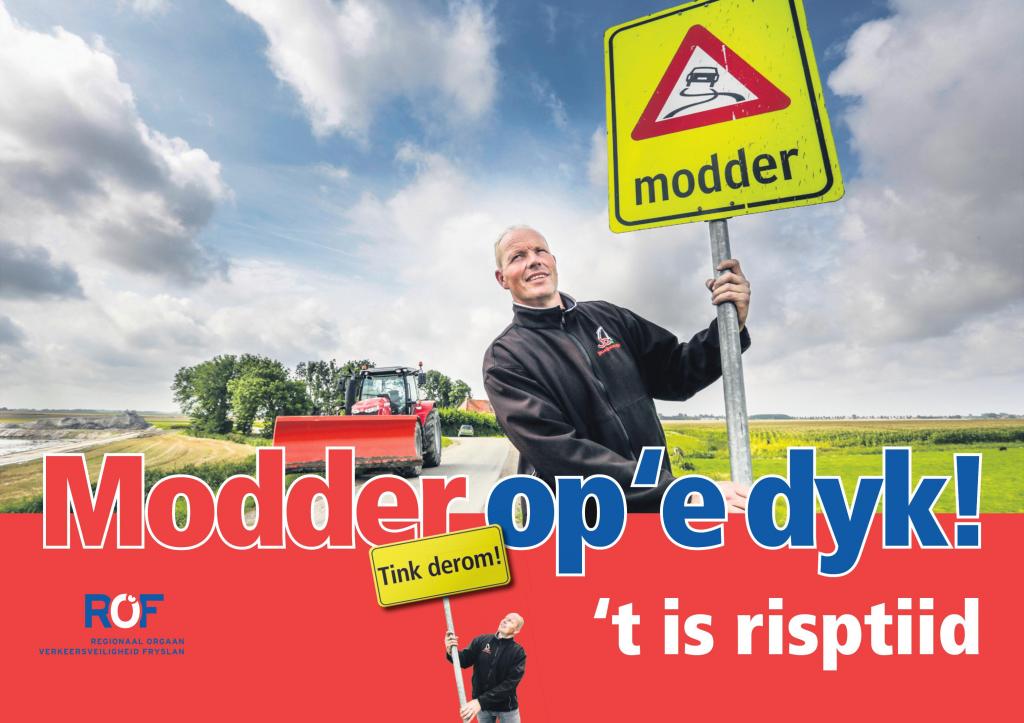 Campagnebeeld met boer en verkeersbord met de tekst Modder op de weg