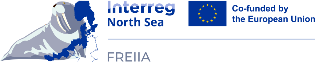 Logo waar in blauwe letters Interreg North Sea en Co-fundes by the european Union op staat. In grijze letters FREIIA en er staat een walrus op getekend
