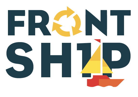Logo van Front Ship. de o in Front is een circulair teken en tussen de i en de p van Ship is een rood bootje met gele zeilen. 