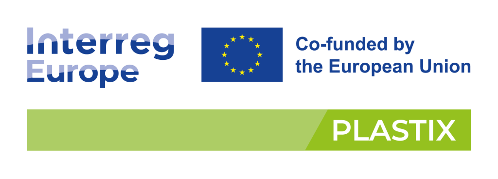 Plastix logo waar de europese vlag op staat met de teksten in blauw: Interreg Europe en Co-funded by the European Union en in een groene balk de naam PLASRTIX