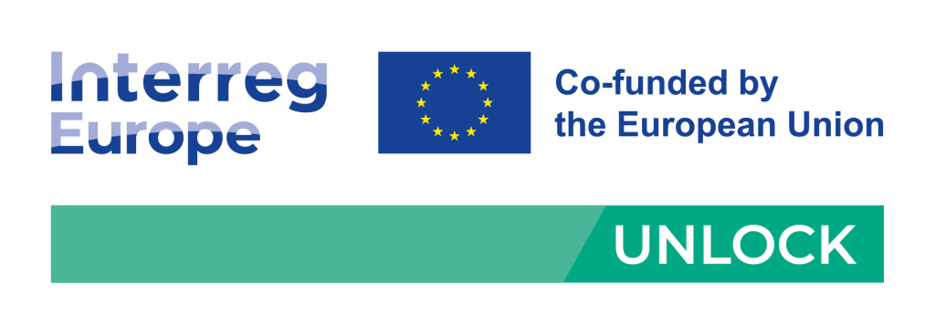 Logo van UNLOCK. In blauwe letters staat er Interreg Europe en Co-funded by the European Union. in het midden een Europese vlag en onder in een groen balk staat UNLOCK