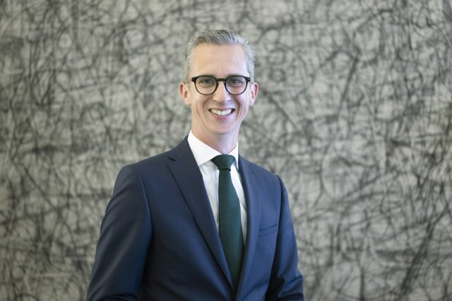 Portretfoto van gedeputeerde de Vries