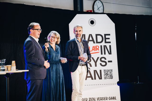 Gedeputeerde Friso Douwstra aan het woord.