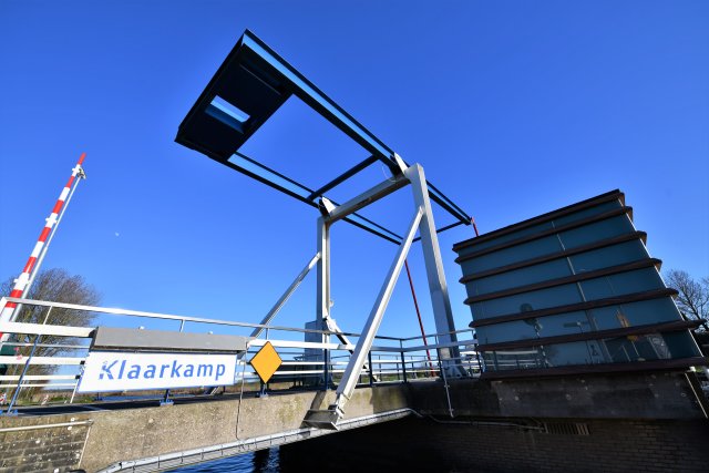 Brug Klaarkamp steekt af tegen een strak blauwe lucht