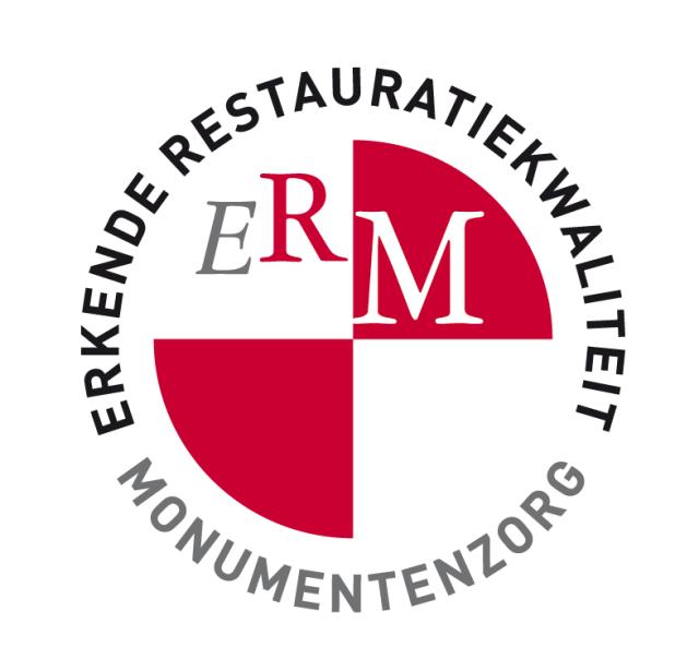 Logo is rond in de kleuren wit, zwart en rood. Tekst rondom zegt: Erkende restauratiekwaliteit monumentenzorg. In het midden zijn twee kwarten in het rood en twee kwarten in het wit met de letters ERM.