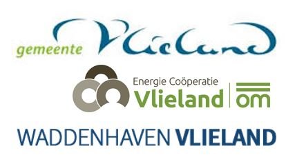 Het logo van Gemeente Vlieland waar ook Energie Coöperatie Vlieland onder staat en daar onder ook nog Waddenhaven Vlieland