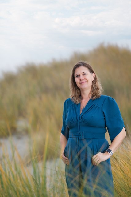 Ilja Zonneveld staat in de duinen.