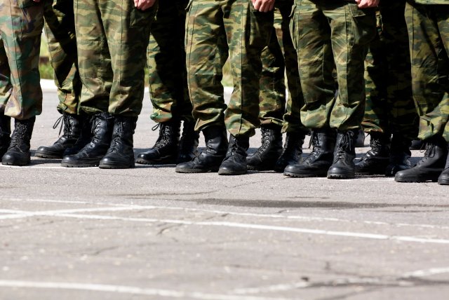 Alleen maar benen van militairen op een rij.