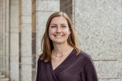 Een portretfoto van Julia Schreuder.