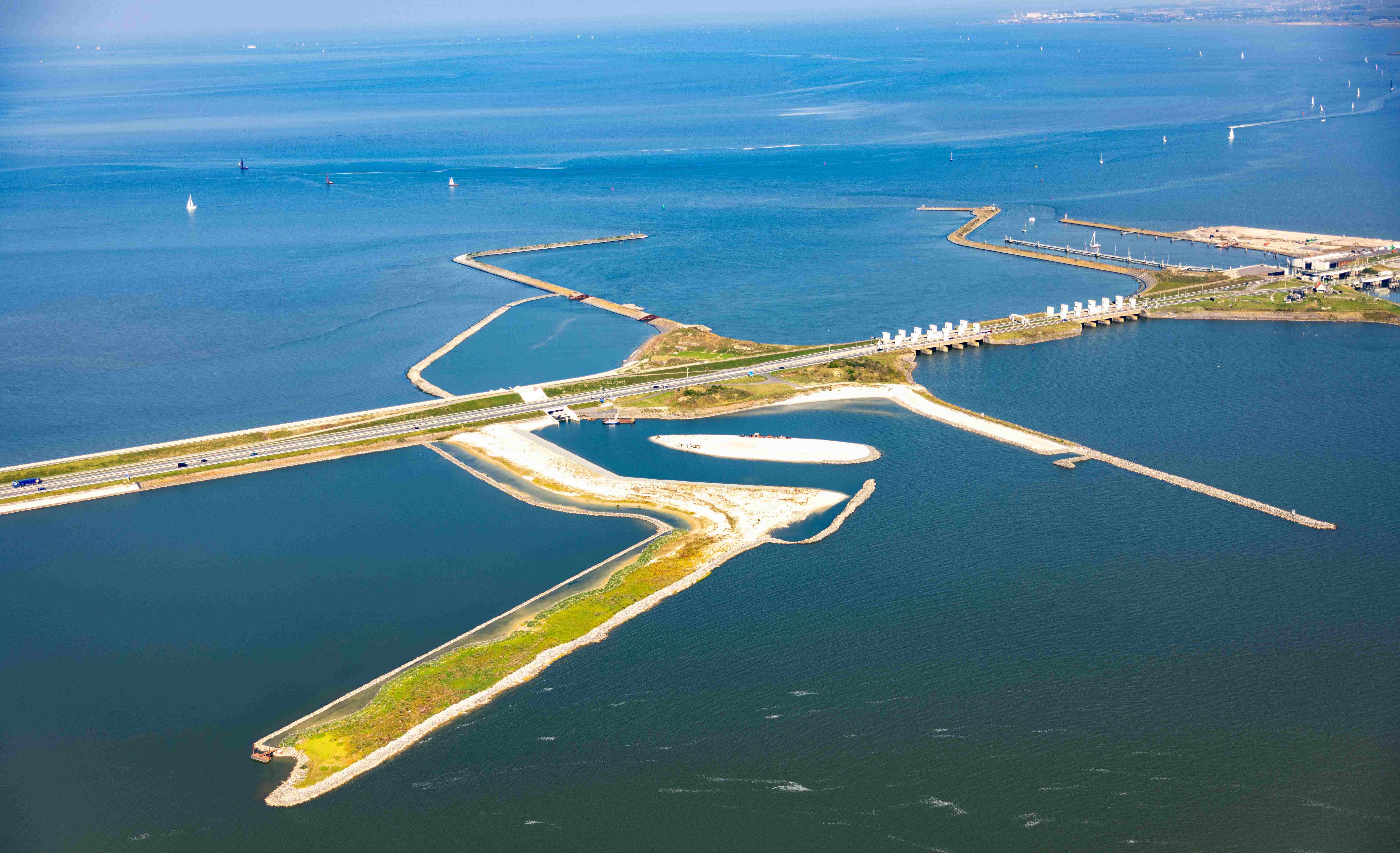 Een bovenaanzicht van de afsluitdijk en de huidige sluizen.