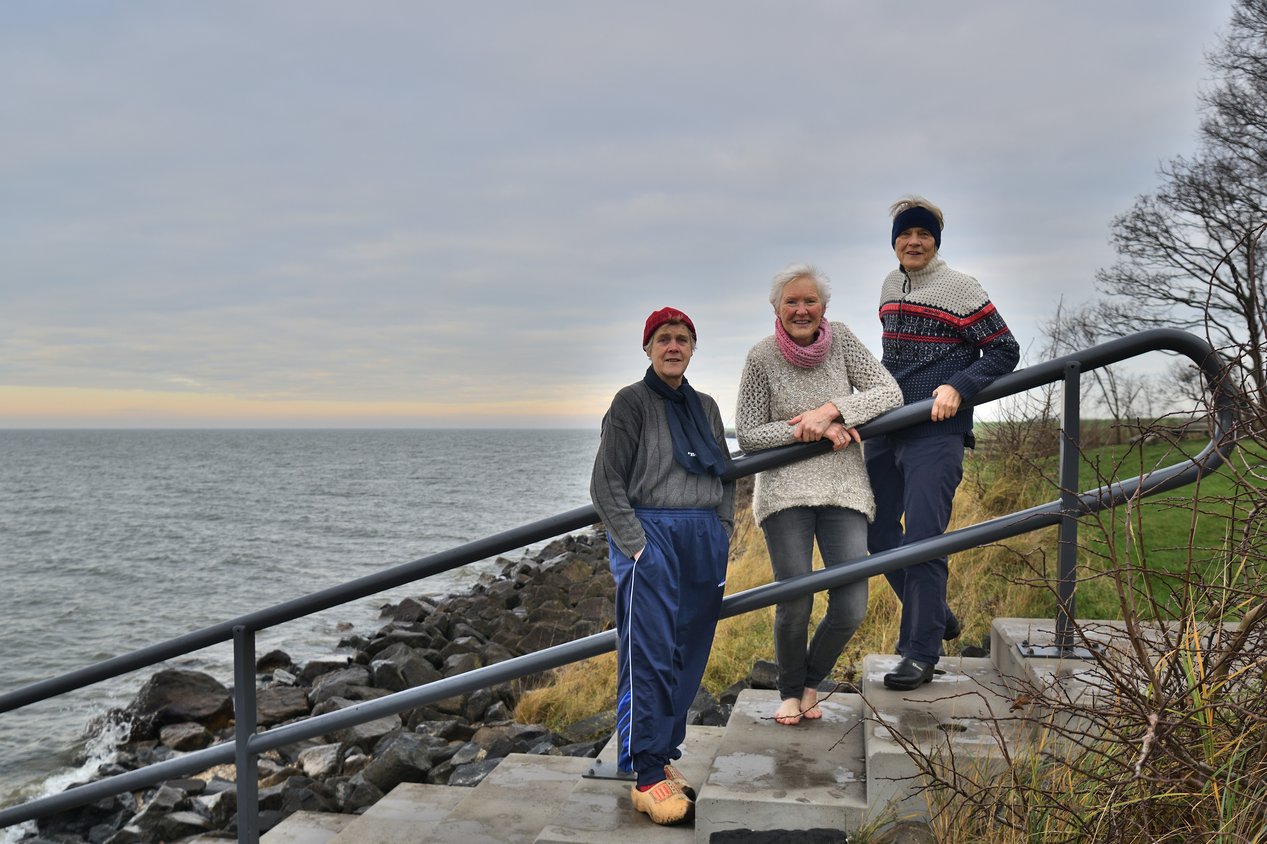 Drie vrouwen poseren op de nieuwe zwemtrap in Laaksum.