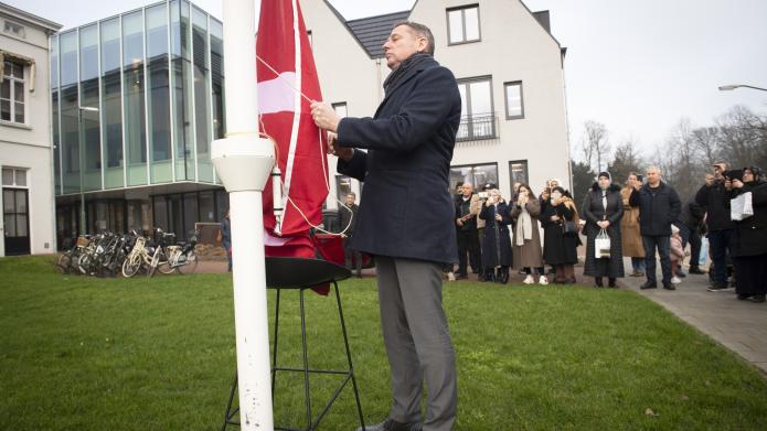 Burgemeester Van Bree hijst de Turkse vlag