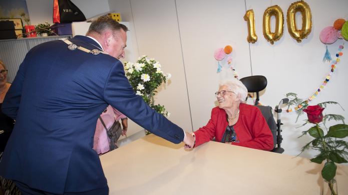 burgemeester-bezoekt-100-jarige-mevr-martens-wullems