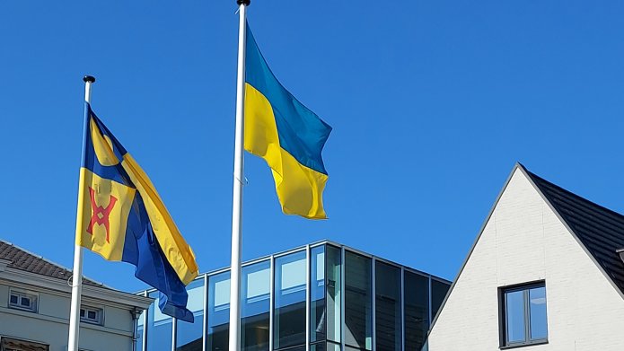 Oekraïense vlag bij het gemeentehuis van Geldrop-Mierlo