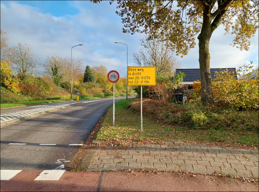 Verkeersbord bij tunnel met aankondiging van wegafsluiting