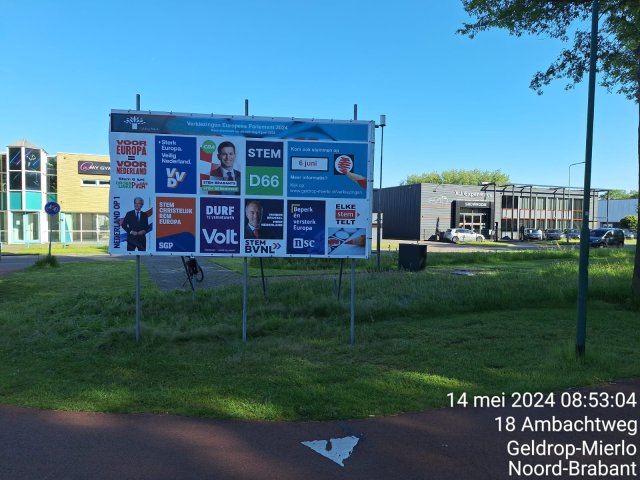 Het nieuwe bord met de posters van de politieke partijen