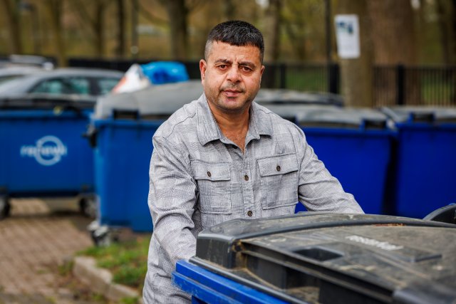Meneer aan het werk afvalcontainers ophalen